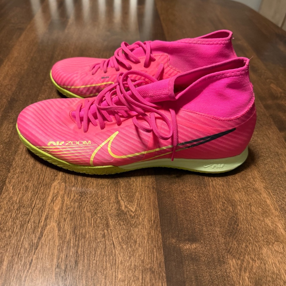 Nike Zoom Mercurial superfly 9 indoor soccer shoes.